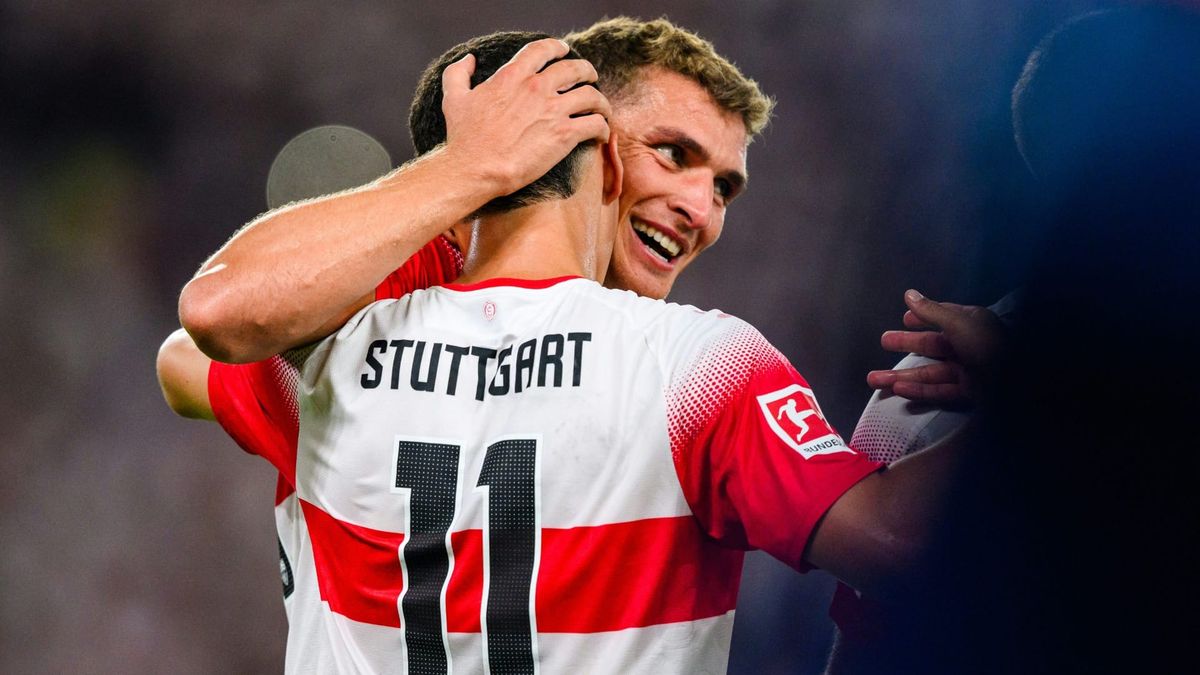 Prömel (hinten) umarmt den starken Bilal El Khannouss