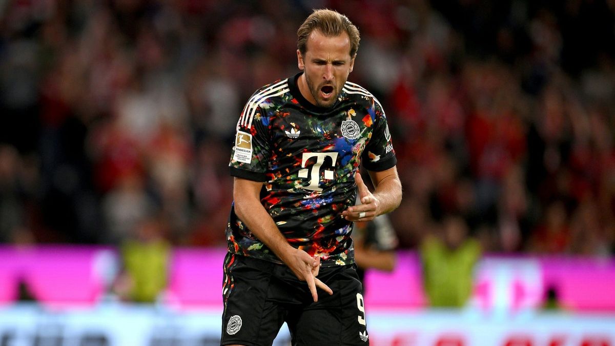 Rekord-Torjäger Harry Kane jubelt im Wiesn-Trikot