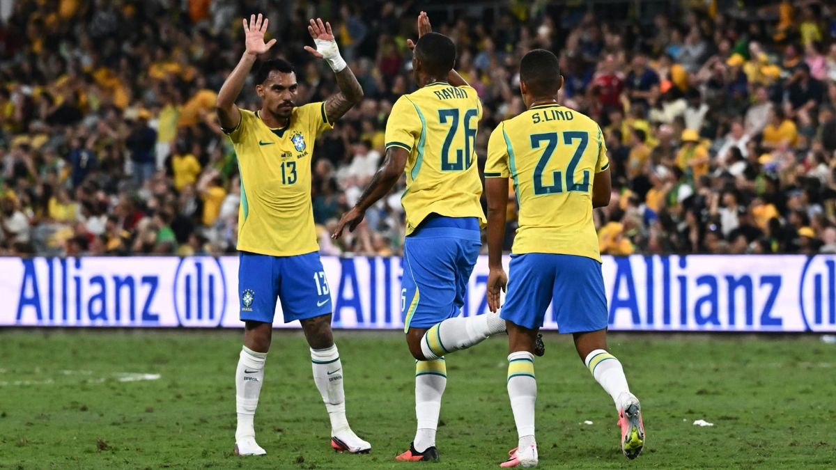 Brasilien jubelt nach dem Tor von Rayan (Mitte)