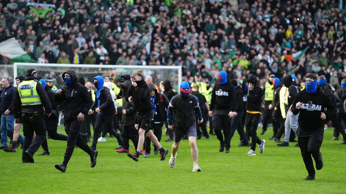 8. März: Fans beider Klubs stürmen den Platz