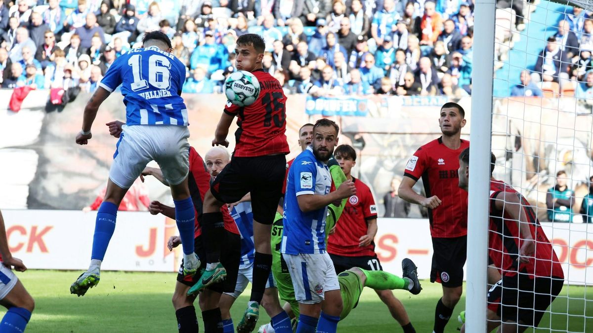 Lukas Wallner (Nr. 16) köpft das Siegtor für Rostock