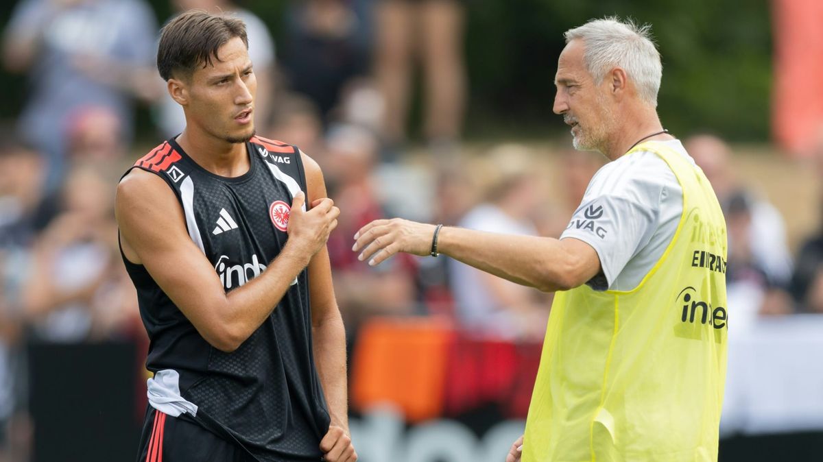 Younes Ebnoutalib (l.) mit Trainer Adi Hütter
