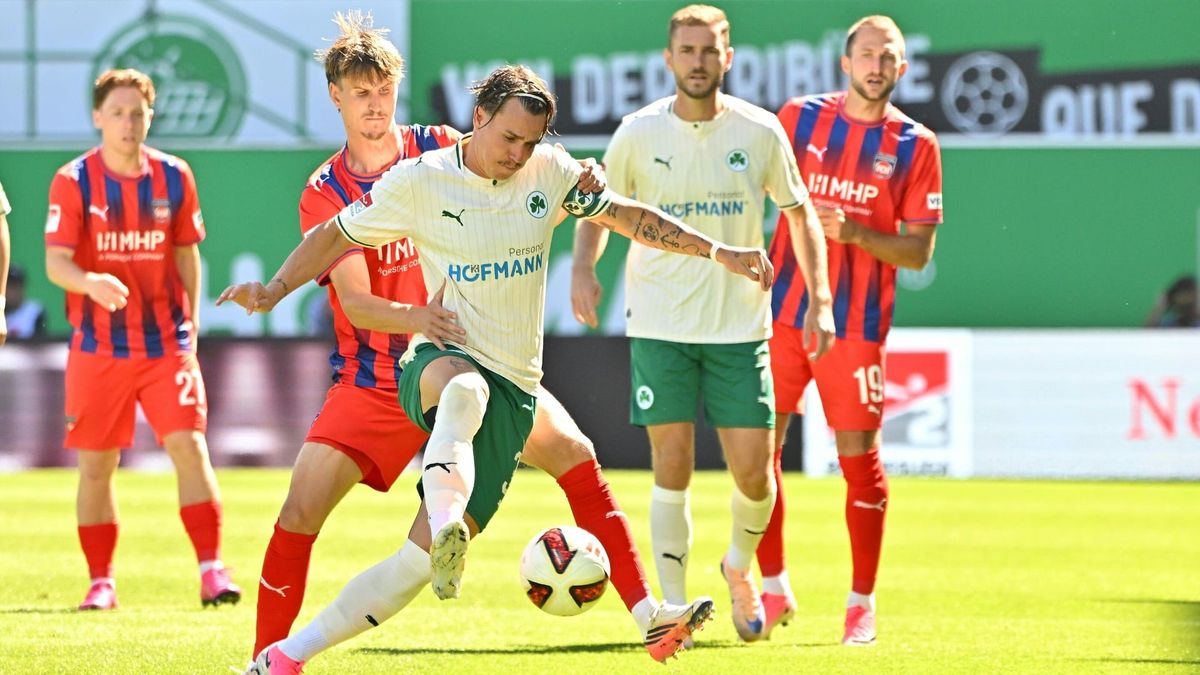 Fürths Felix Klaus (m.) im Duell mit Jan Schöppner