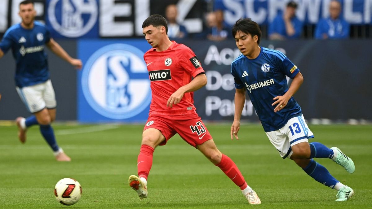 Felix Keidel (M.) im Aufsteigerduell auf Schalke