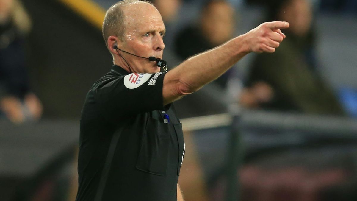 Schiedsrichter Mike Dean im April 2022