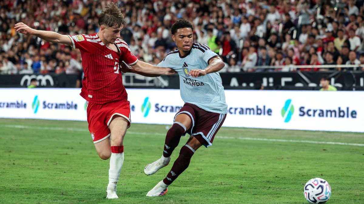 Tim Binder (l.) im Test gegen Aston Villa