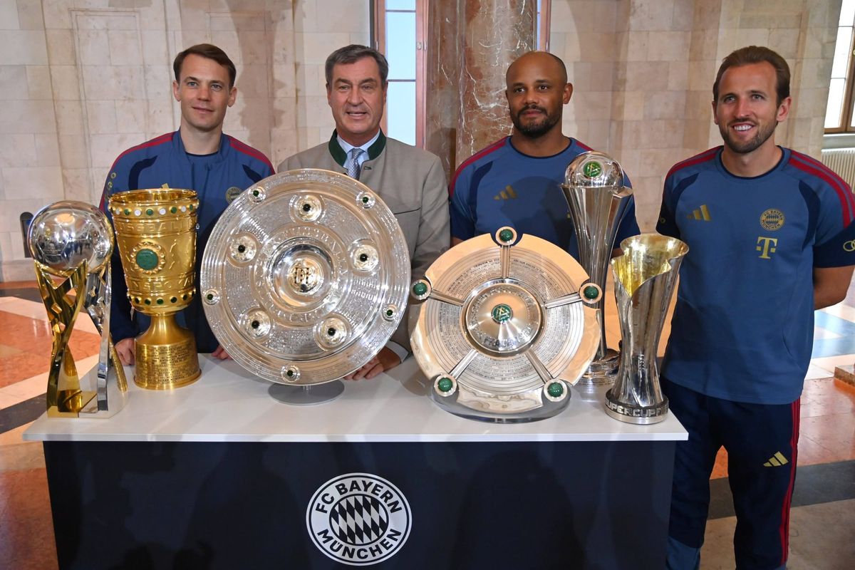 v.li:Manuel NEUER (Torwart Bayern Muenchen), Markus SOEDER (Ministerpraesident Bayern und CSU Vorsitzender), Trainer Vincent KOMPANY (Bayern Muenchen) und Harry KANE (Bayern Muenchen) stehen