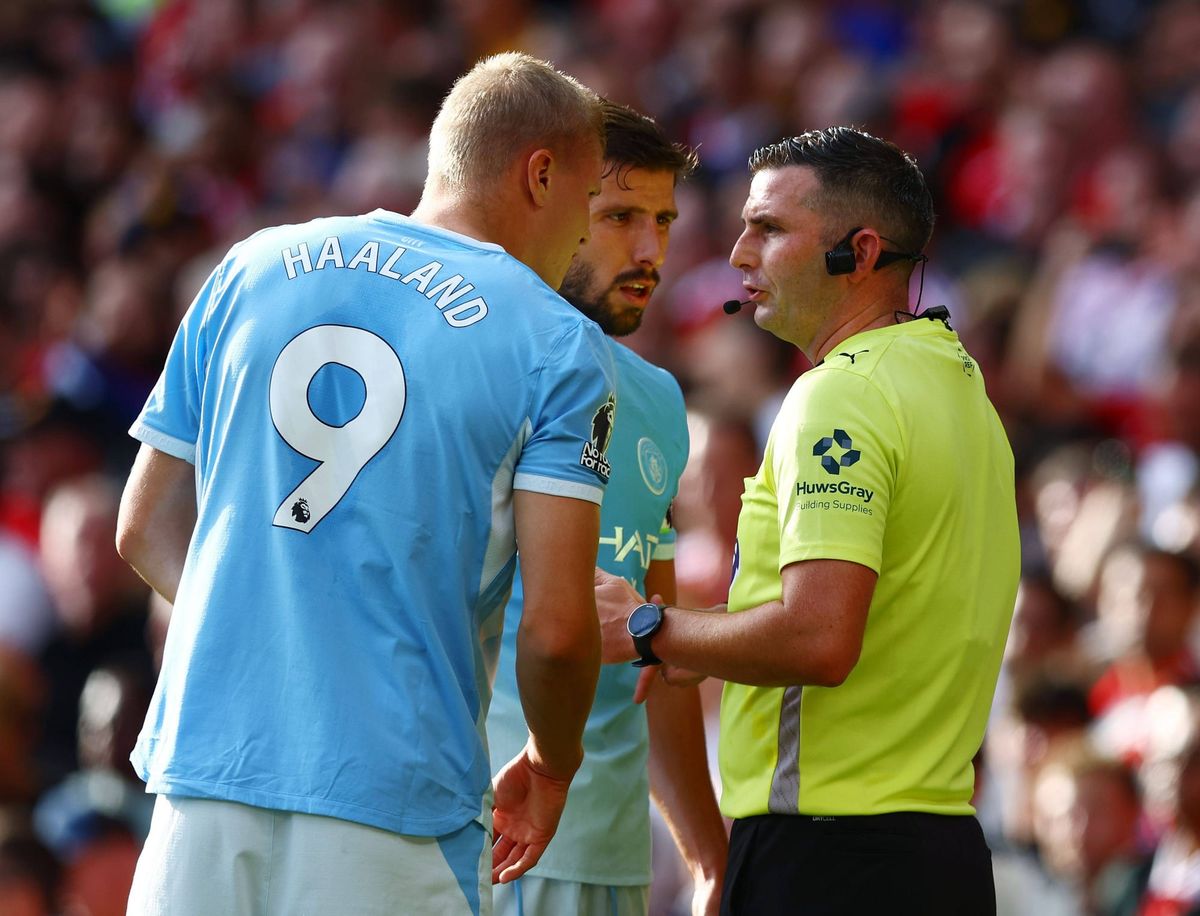 Die englischen Schiedsrichter - der Premier League unwürdig