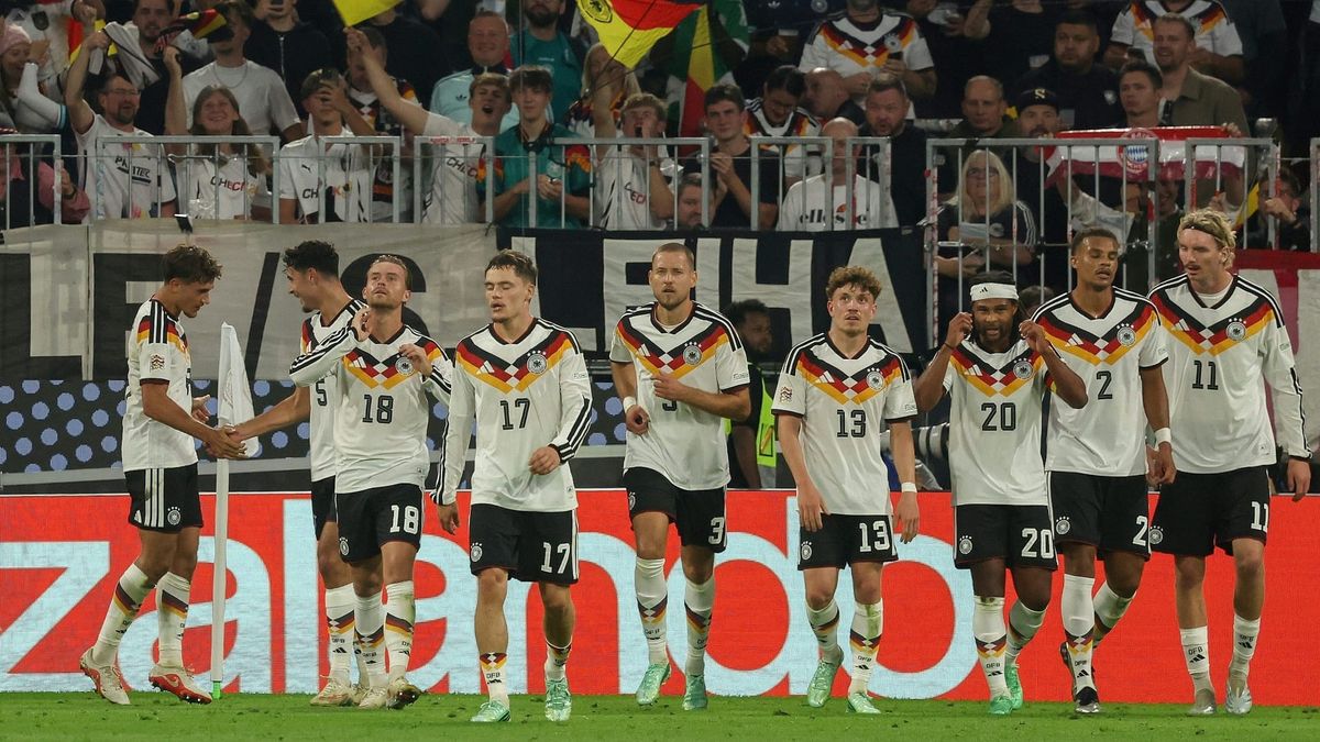 Nationalspieler nach dem Sieg über Serbien