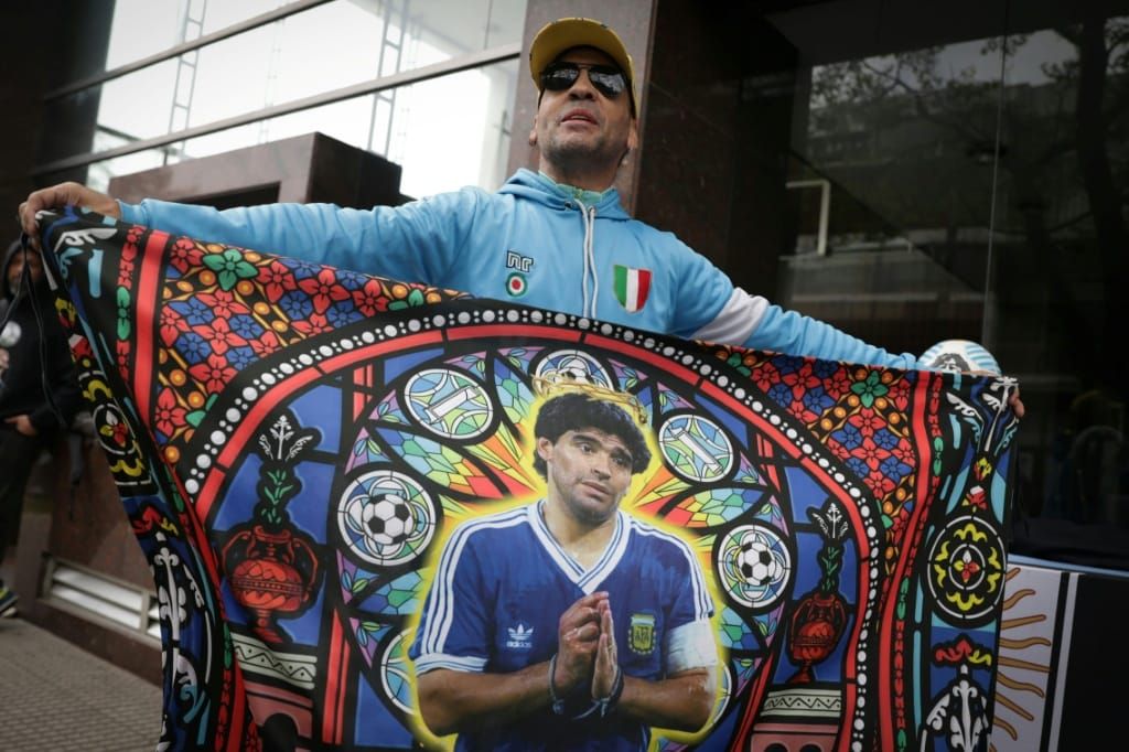 Ein Maradona-Fan vor dem Gericht