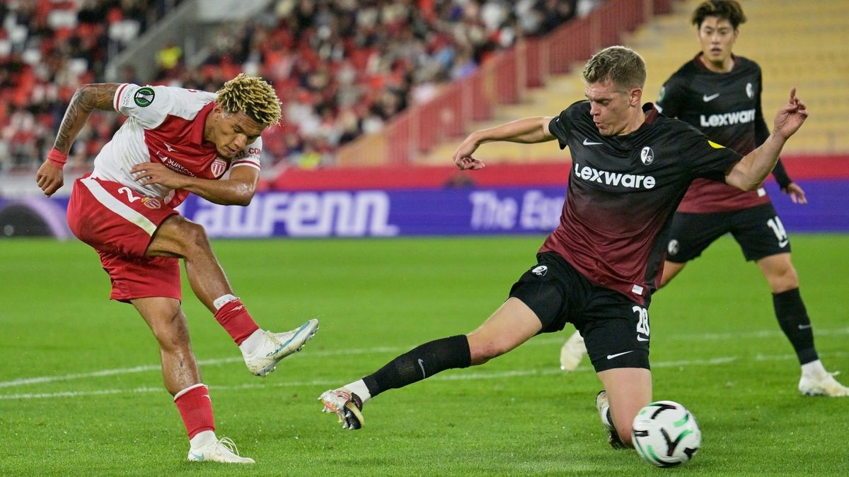 Paris Brunner (l.) und Matthias Ginter im Duell