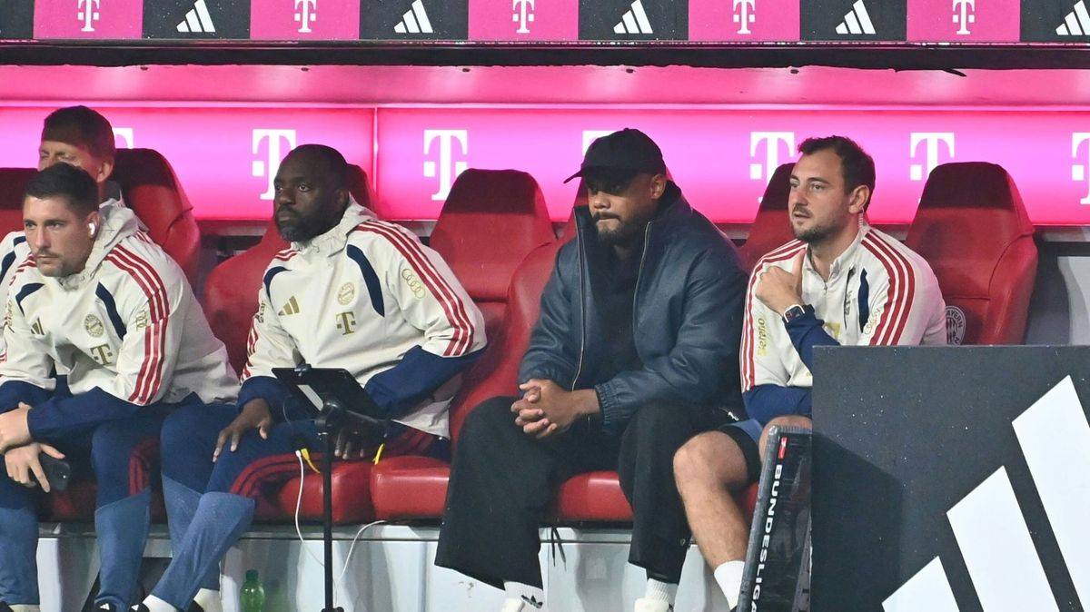 Vincent Kompany (2. v. r.) auf der Bank