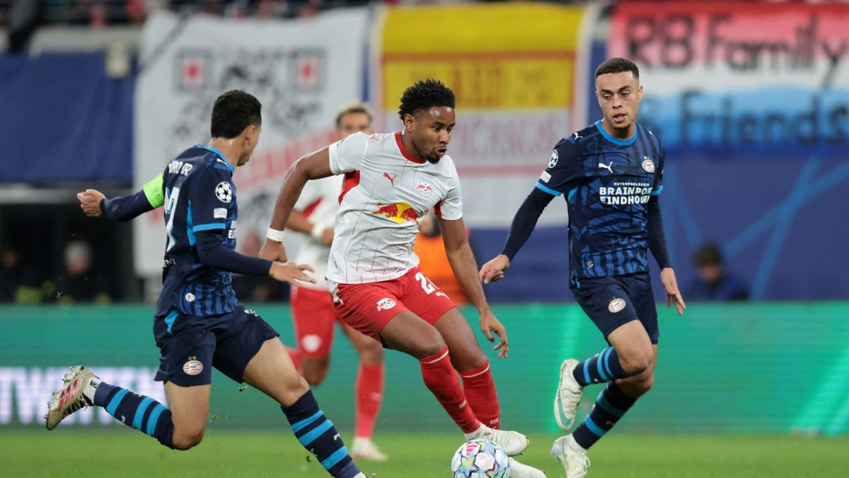Nkunku (Mitte) im Spiel gegen Eindhoven