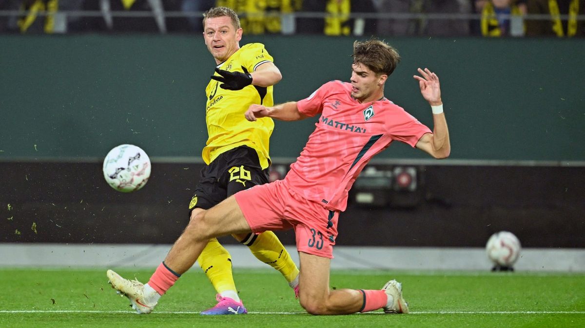 Zweikampf im Podakduell zwischen Dortmund und Bremen