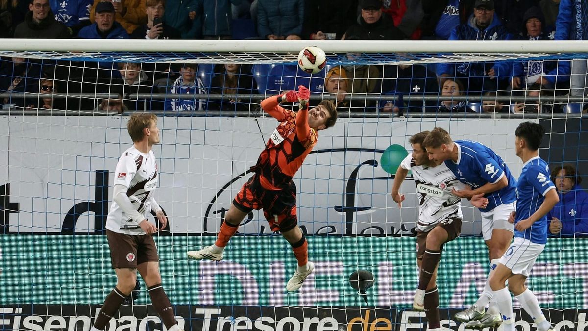 St.-Pauli-Keeper Ben Voll in Aktion