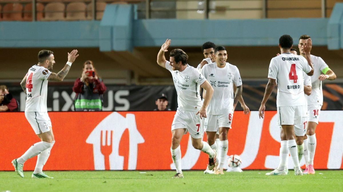 Jonas Hofmann und Bayer feiern