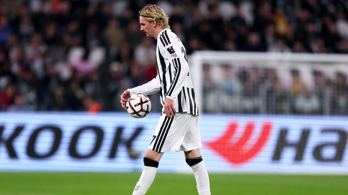 Nick Woltemade schnappt sich den Ball zum Elfmeter