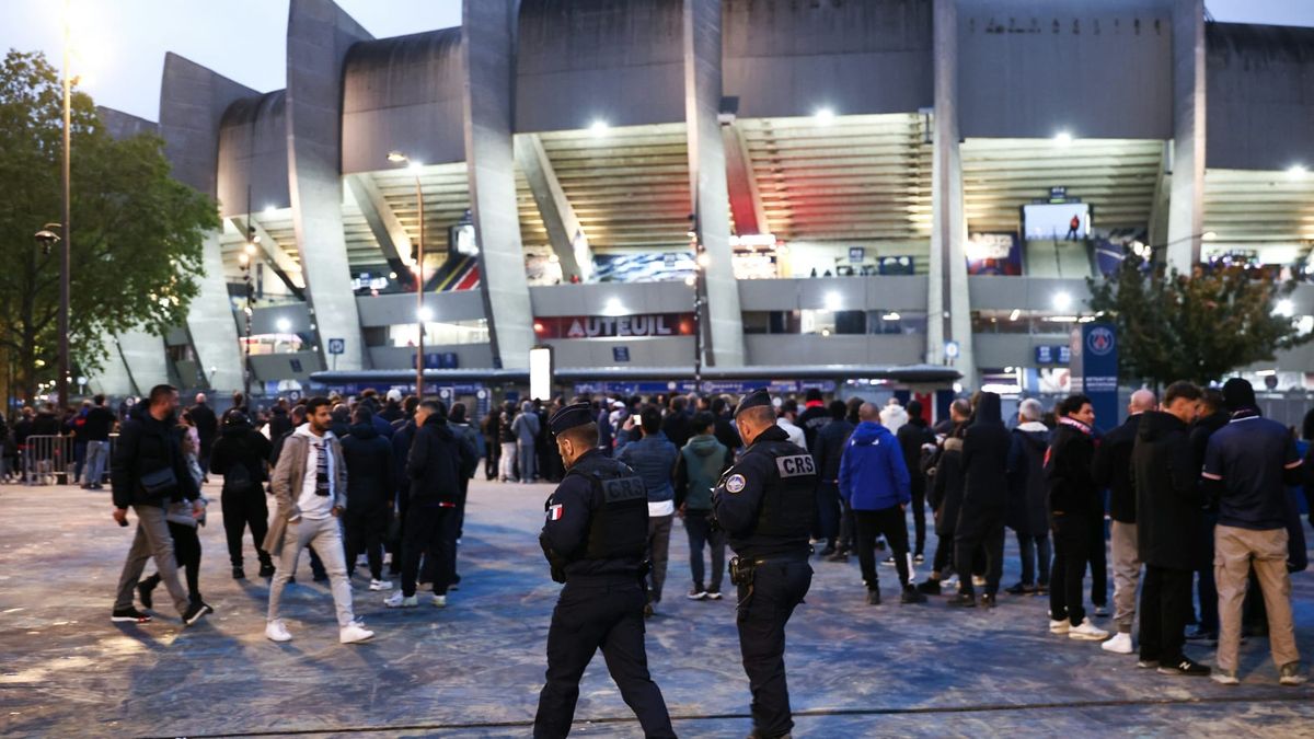 Polizisten vor dem Parc de Princes