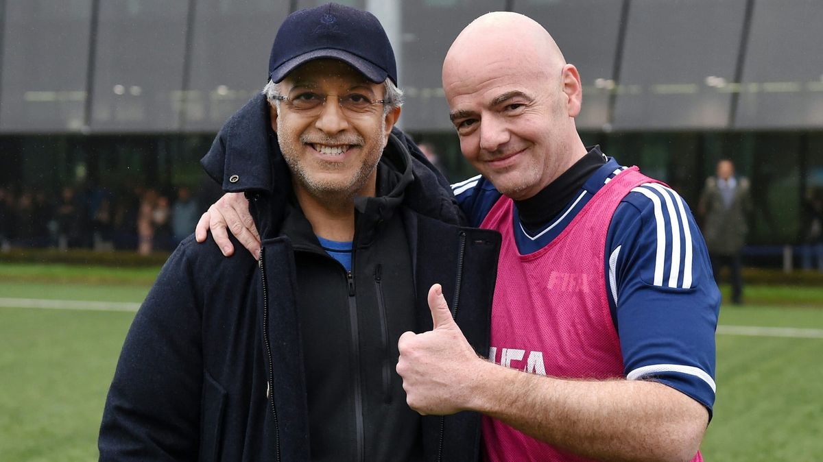 Infantino (r.) mit AFC-Chef Scheich Salman