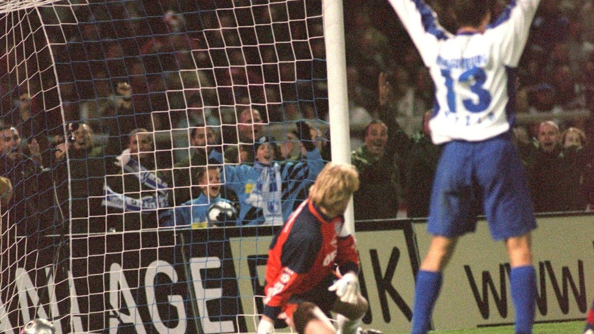 Oliver Kahn hat das Nachsehen, David Mydlo jubelt