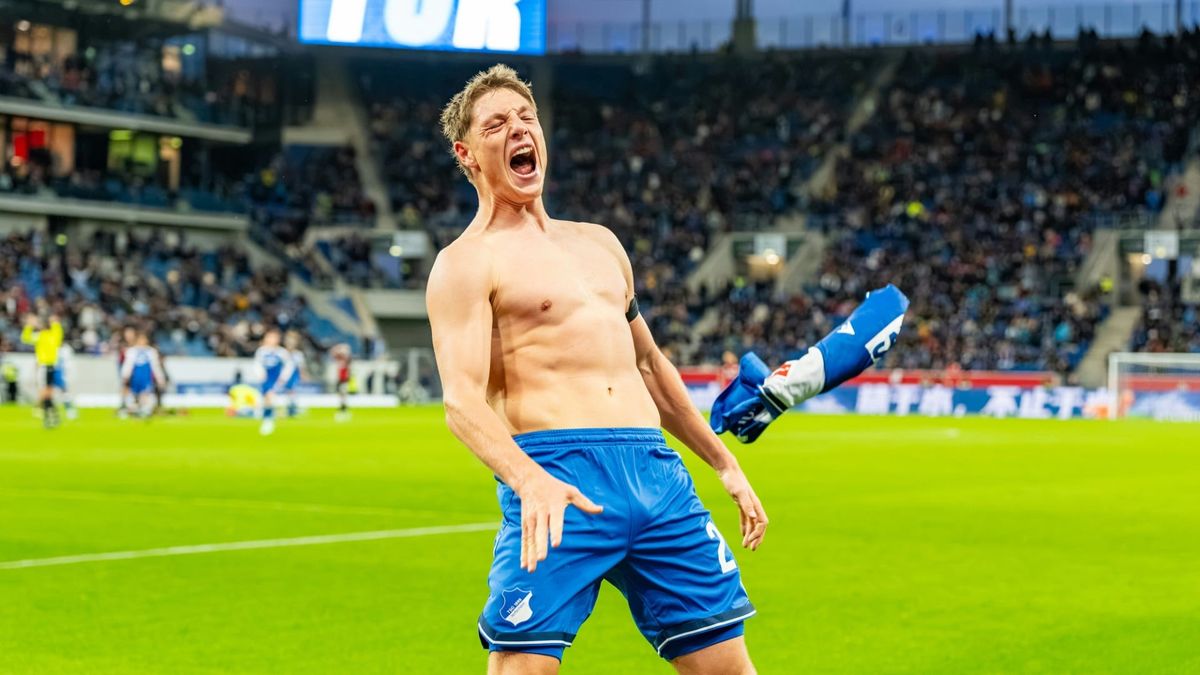 Alexander Prass jubelt über seinen Treffer