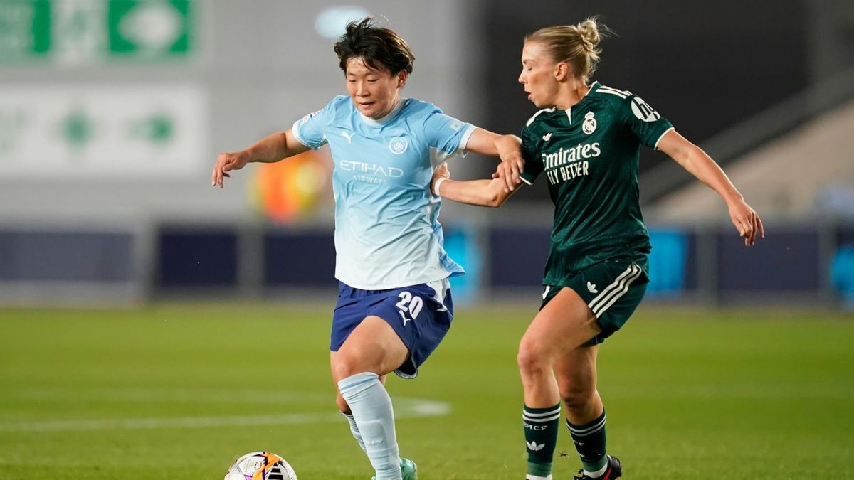 Nationalspielerin Elisa Senß (r.) gegen Manchester City