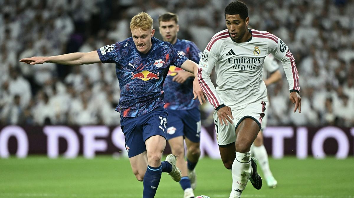 Leipzigs Seiwald (l.) im Duell mit Jude Bellingham