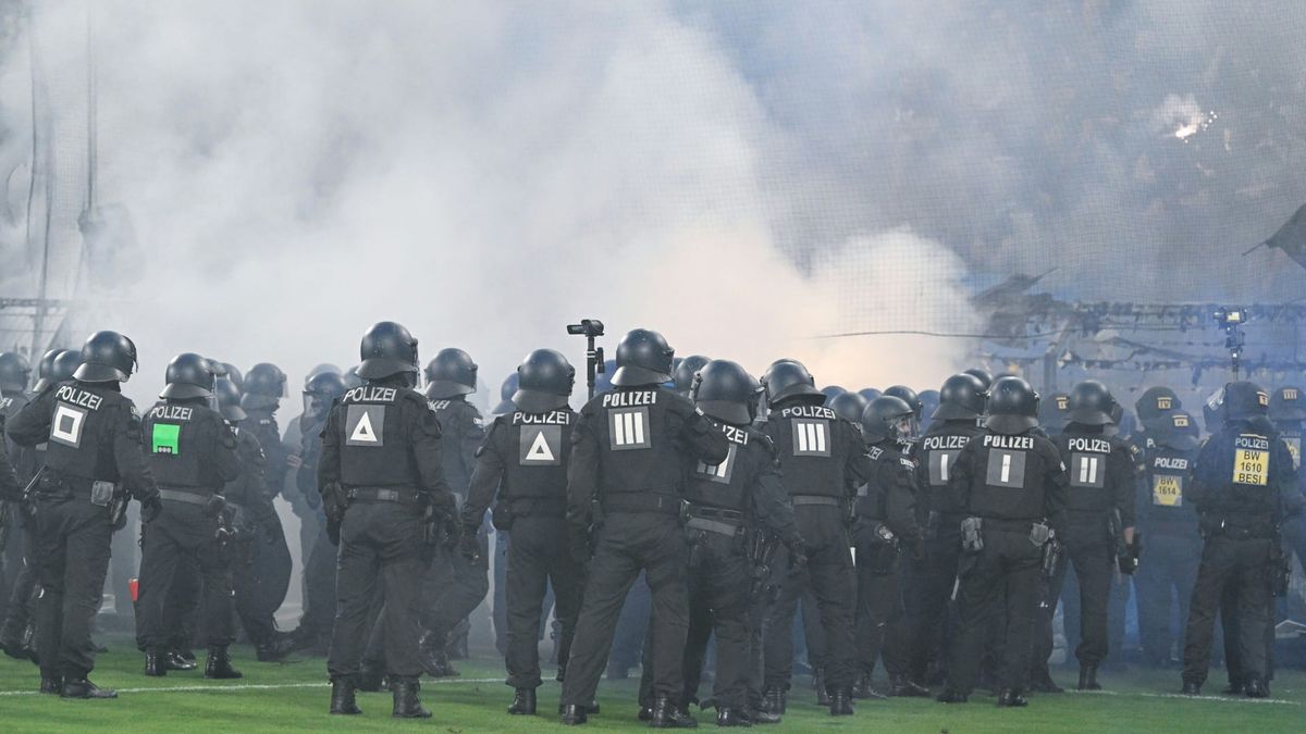 Beim Pokal-Spiel mussten Polizisten auf den Platz