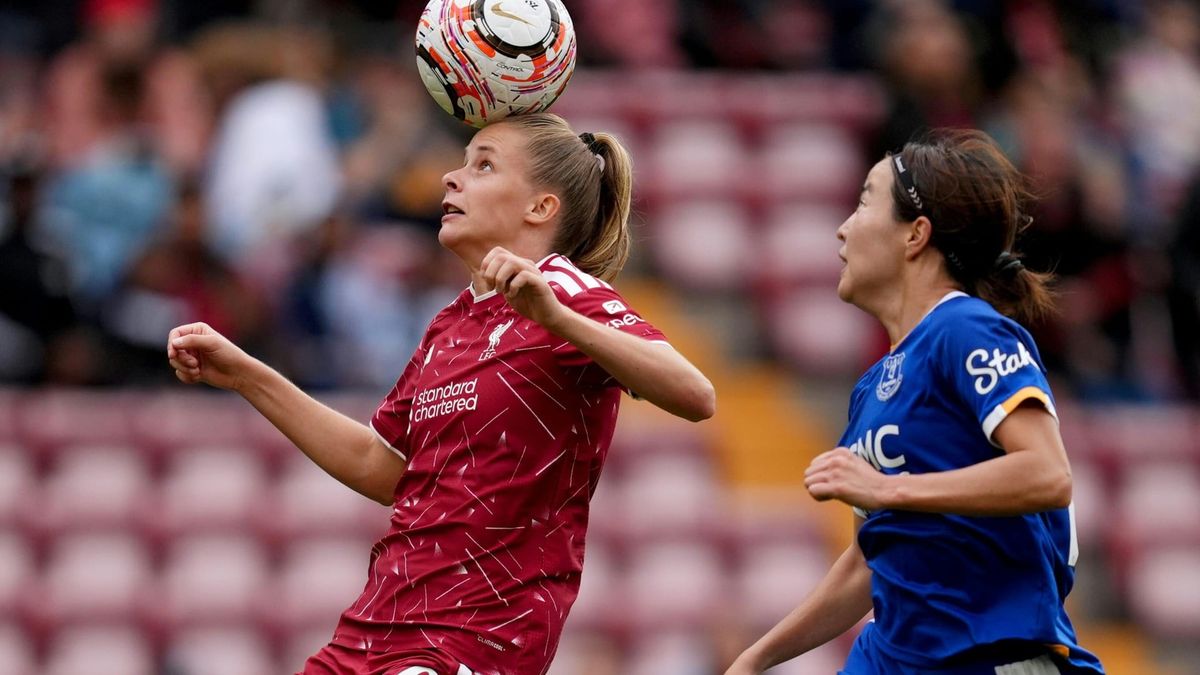 Vivien Endemann (l.) spielt seit Sommer in Liverpool