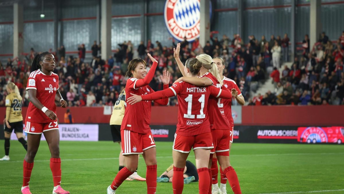 Die Bayern-Frauen jubeln gegen den VfB