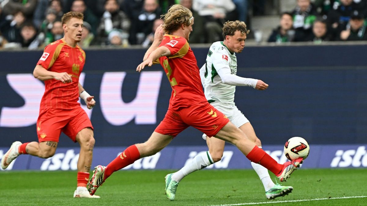 Robin Hack (r.) und Mattes Hansen im Kampf um den Ball.