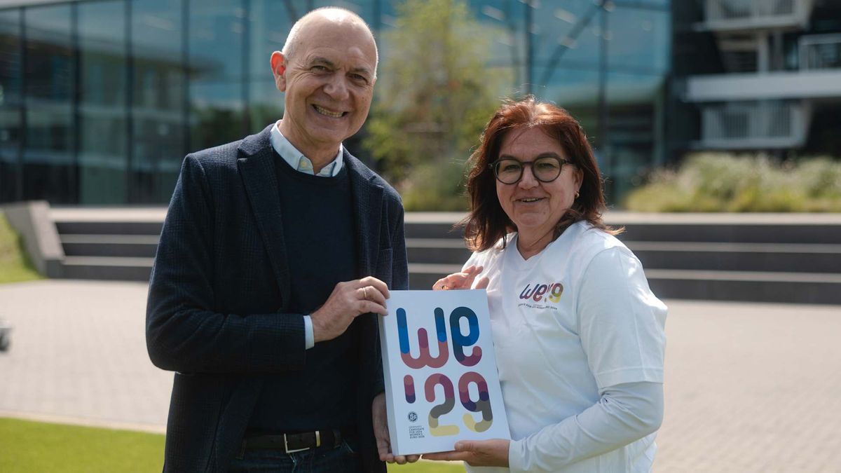 Bernd Neuendorf und Heike Ullrich halten das Bewerbungsbuch für die Frauen-EM 2029