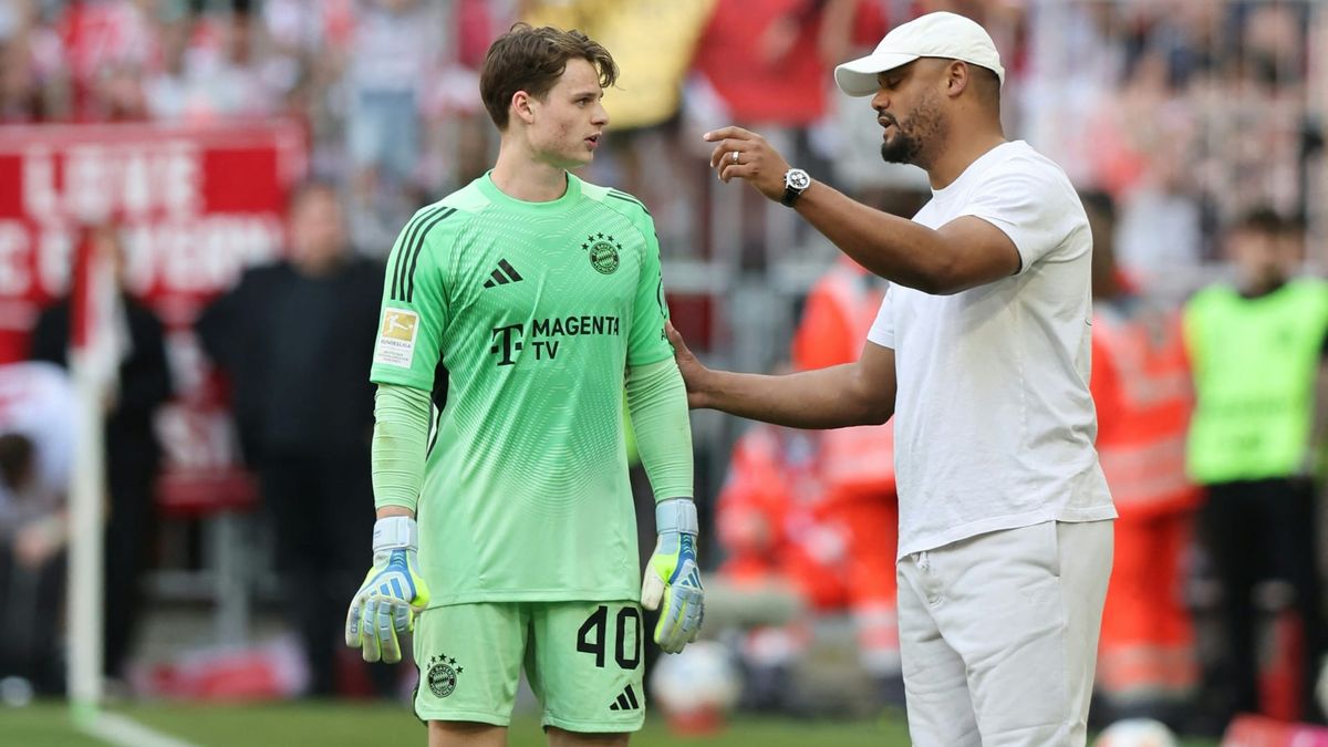 Kompany (r.) im Gespräch mit Urbig