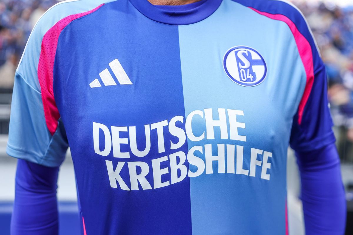 26.10.2024, Fussball, Saison 2024 2025, 2. Bundesliga, 10. Spieltag, FC Schalke 04 - Greuther Fürth, Sondertrikot mit dem Aufdruck Deutsche Krebshilfe