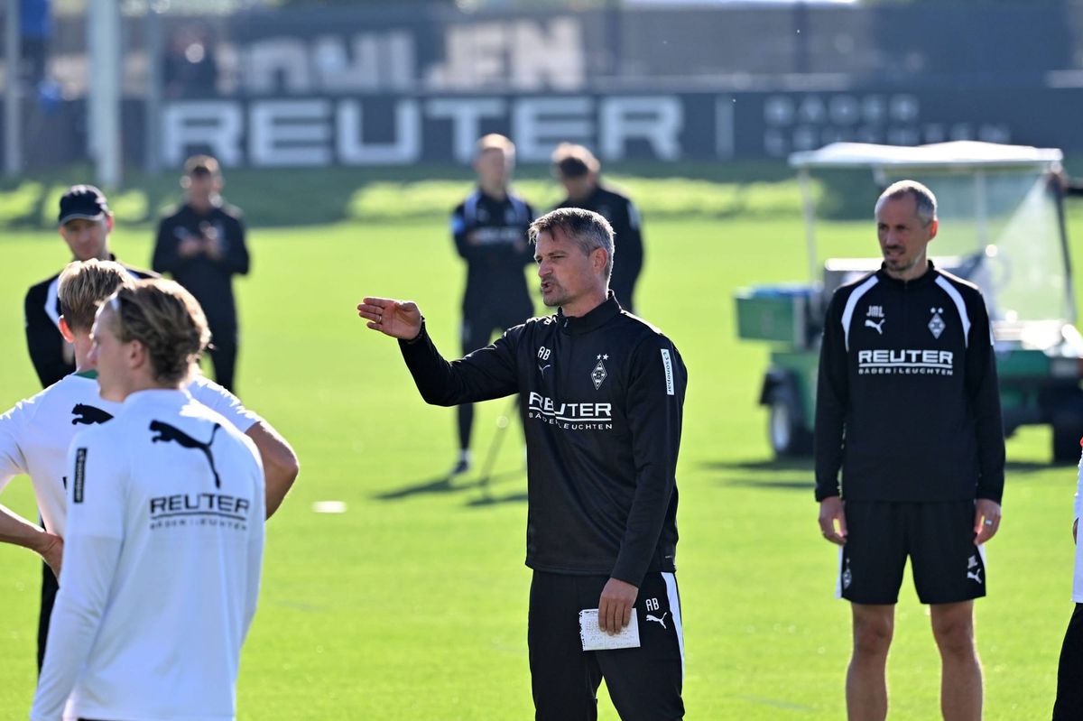 06.10.2026; Moenchengladbach; Fussball, Herren, Saison 2026 2027, Training Borussia Moenchengladbach Alexander Blessin (Trainer Gladbach) gibt Anweisungen DFL regulations prohibit any use of
