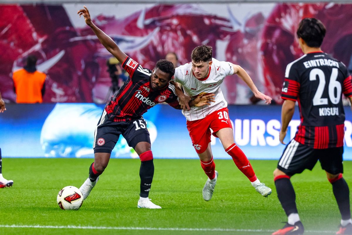Noel Aseko (Eintracht Frankfurt, 15) Zweikampf, Duell, Kampf Andrija Maksimovic (RB Leipzig, 30) am Ball, GER, RB Leipzig vs. Eintracht Frankfurt, Fussball, 1. Bundesliga Herren, 5. Spieltag