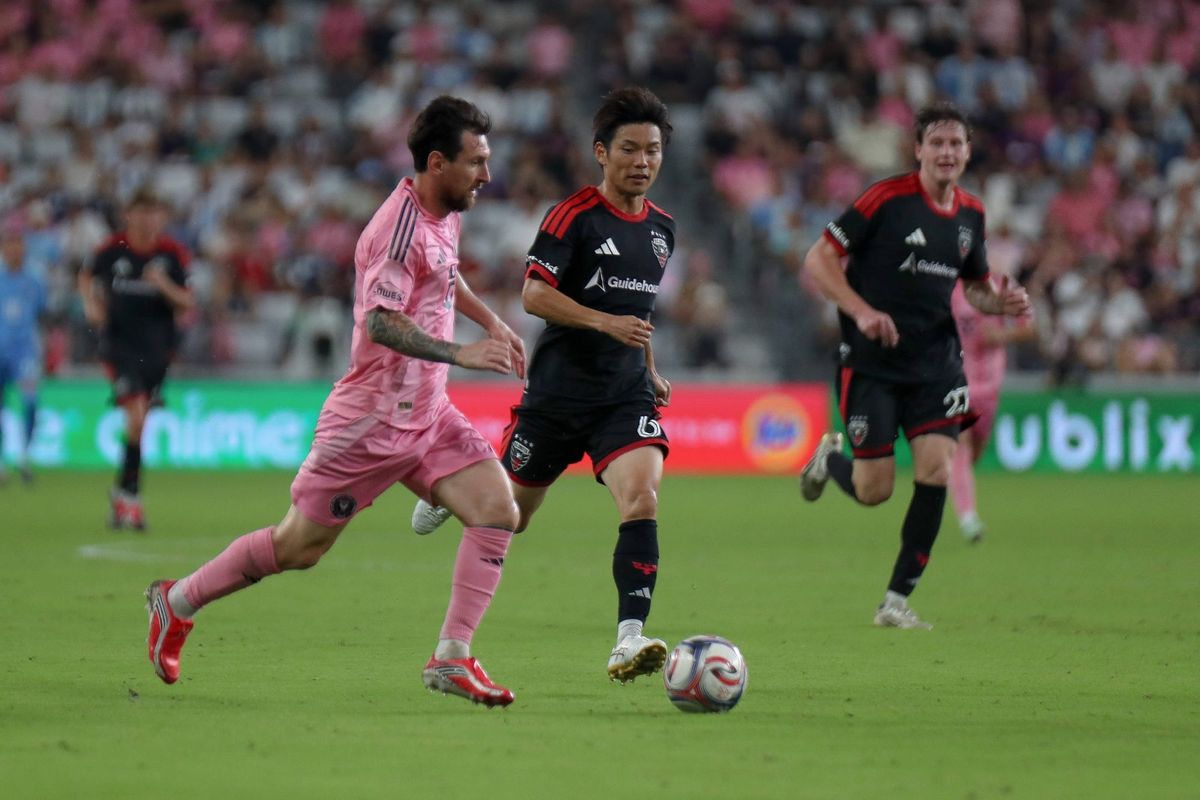MIAMI, FL - OCTOBER 10: Inter Miami CF forward Lionel Messi (10) runs with a ball during a 2026 MLS, Fussball Herren, USA soccer match between Inter Miami CF and DC United on October 10, 202