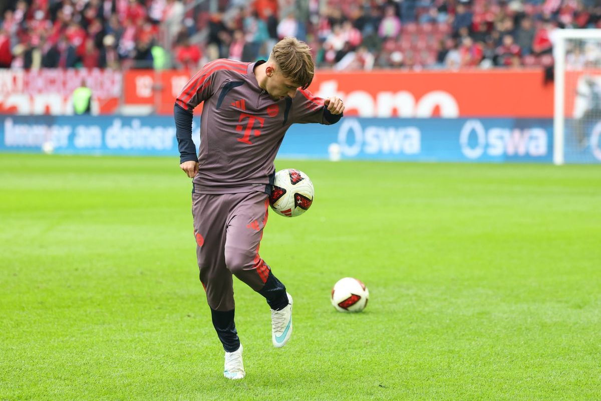 Lennart Karl (FC Bayern Muenchen, 42) beim Aufwaermen vor dem Spiel, GER, FC Augsburg vs. FC Bayern Muenchen, Fussball, Bundesliga, 5. Spieltag, Saison 2026 2027, 10.10.2026, DFL DFB REGULAT