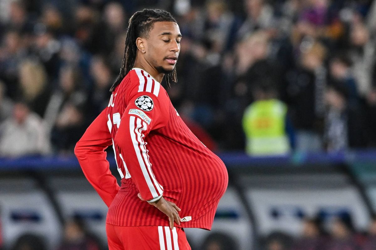 STAVANGER, NORWAY; 13. OCTOBER: pictrue of Michael OLISE (FC Bayern Munich 17) with Ball under his Shirt during the Champions League Match between Viking FK vs. FC Bayern Munich at Matchday 