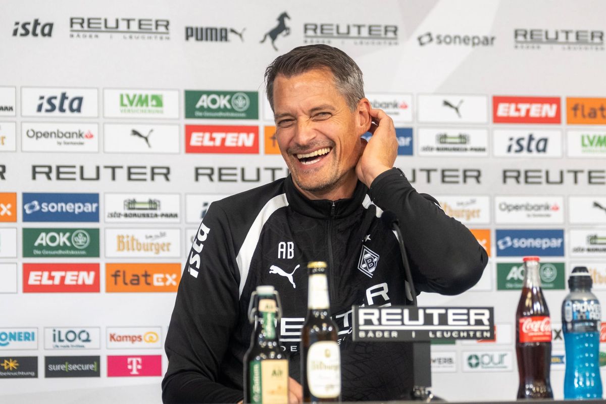 Alexander Blessin (Borussia Moenchengladbach, Trainer) stellt sich den Fragen der anwesenden Journalisten. Pressekonferenz Borussia Moenchengladbach vor dem Spiel beim VfB Stuttgart, Fussbal