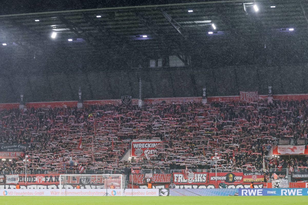 Fußball 3. Liga 11. Spieltag Rot-Weiss Essen - Jahn Regensburg am 23.10.2026 im Stadion an der Hafenstraße in Essen Fans von Rot-Weiss Essen *** Soccer, 3rd Division, Matchday 11: Rot-Weiss 