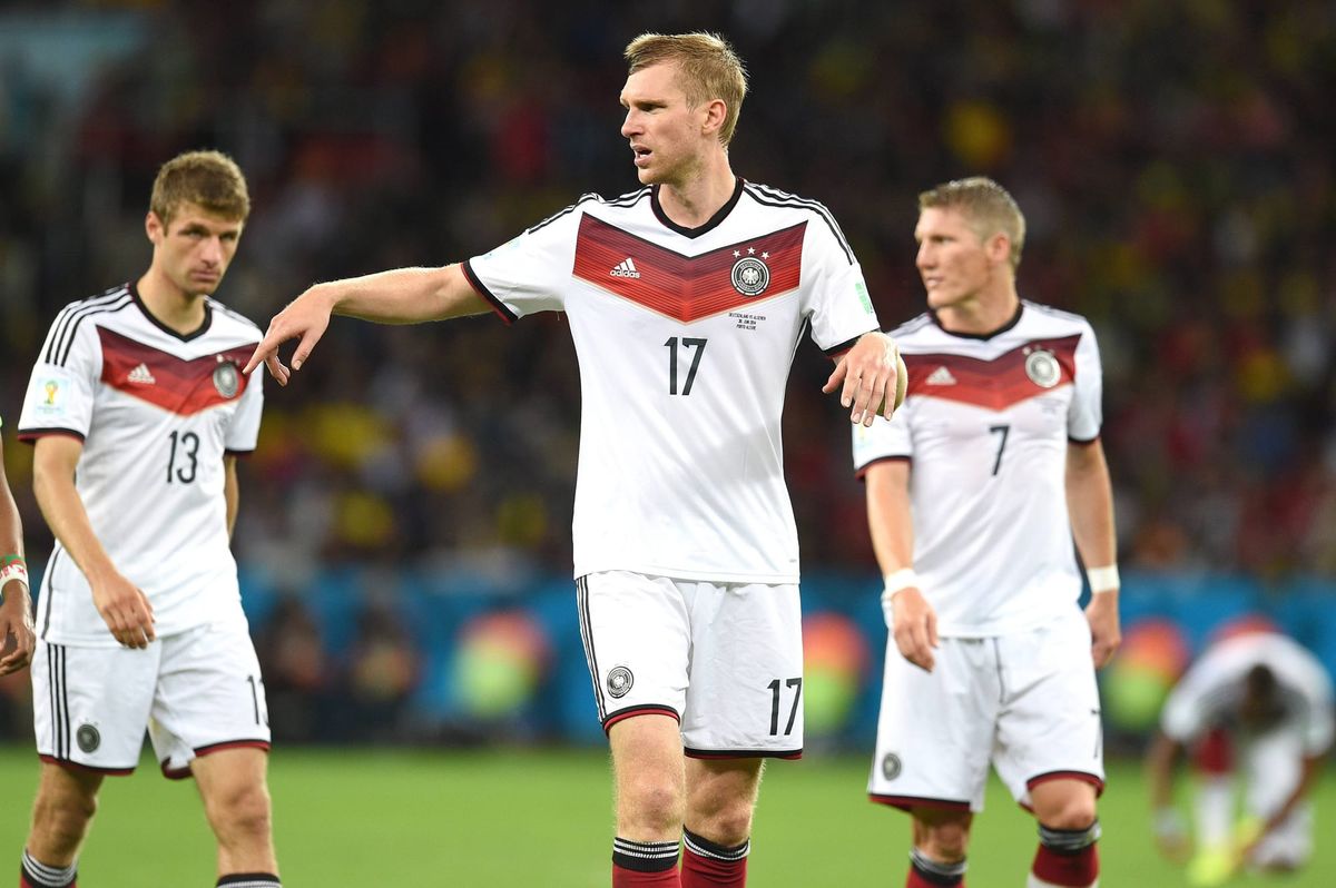 Per MERTESACKER (GER) gibt Anweisungen,Gestik,Aktion.-hi.v.li:Thomas MUELLER (MÜLLER) (GER),Bastian SCHWEINSTEIGER (GER). Deutschland (GER)-Algerien (ALG).2-1 n.V. Achtelfinale,2.Runde,Spiel