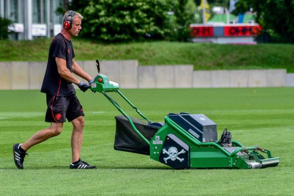 Wie pflegt man einen Bundesliga-Rasen richtig?