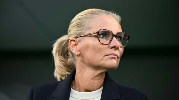 Sarina Wiegman und Georgia Stanway unterstützen Jessica Carter
