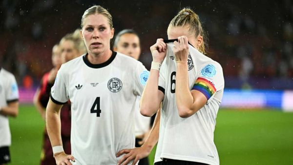 Steinmeier und Merz trösten DFB-Frauen