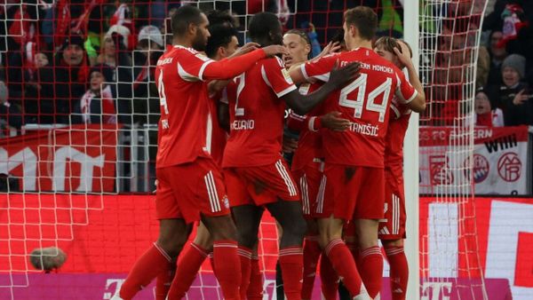 Olise und Karl brillieren: Bayern drehen Spiel gegen Freiburg