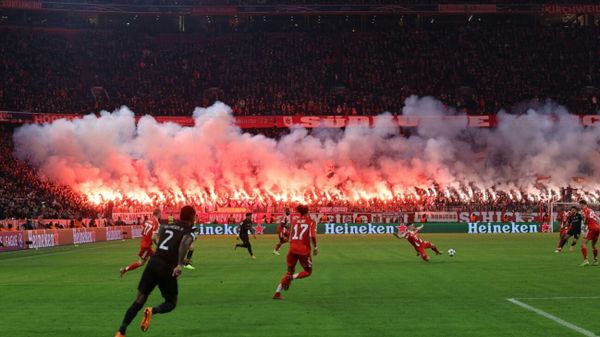 Pyrotechnik: UEFA verhängt Teilausschluss von Bayern-Fans