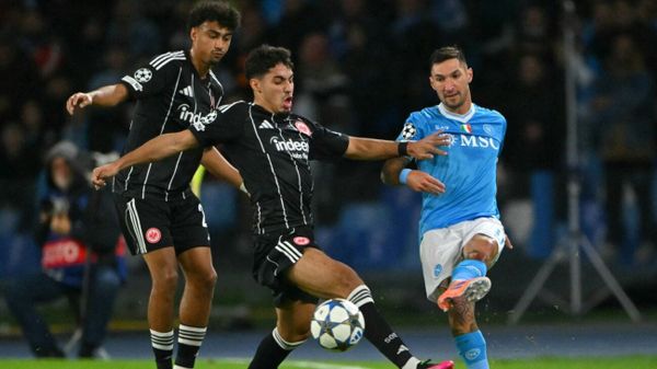 Ohne eigene Fans: Frankfurt erkämpft Punkt in Neapel