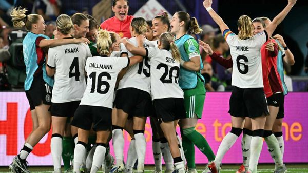 Im Trikot: Petry mit Grußbotschaft an DFB-Frauen