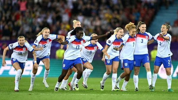 Sarina Wiegman feiert Elfmeter-Krimi mit England im Halbfinale